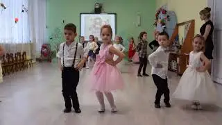 Вход на утренник 8 марта в средней группе в детском саду. Мамочка милая.