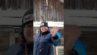 У нашей семьи есть зимняя традиция - чистить по выходным снег у сарая, увы этот декабрь - снежный...