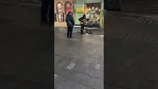 Игра уличного музыканта