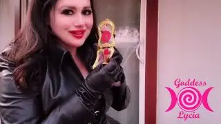Leather & Lipstick KISSYMAS Clip