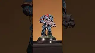 Space Marine en la lluvia.