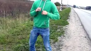 2 парня танцуют под песню эх мамачка