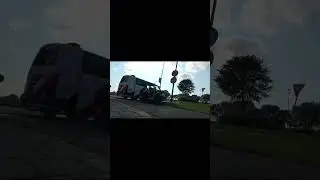 Verdachte wordt uit politie bus getrokken na zware verzet bij aanhouding