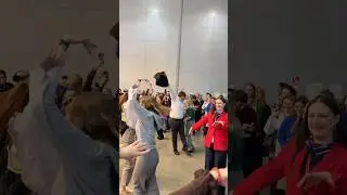 Туристы взорвали танец 🔥😂 как они весело танцуют 👍🔥#shorts