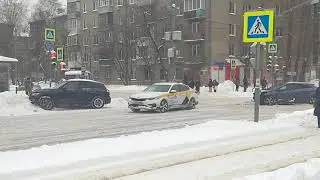 Автомобильная авария на перекрёстке улиц Металлургов и 3-я Владимирская (15.12.2023.)