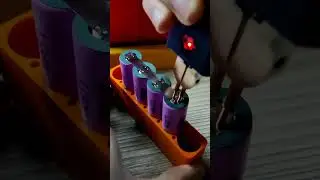 Замедленная съемка точечной сварки стальной никелированной ленты