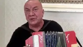 Мужик круто поёт и играет на гармони