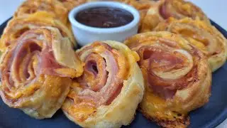 ROLLITOS DE HOJALDRE CON JAMÓN Y QUESO