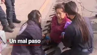 UN PASO EN FALSO | Rescatan a mujer que quedó atorada en un respiradero luego de bajarse de combi