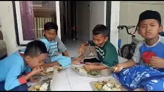 Arek-arek Makan Nasi Bungkus Jum'at Berkah