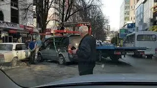 Сочи эвакуатор не смог поднять машину и стукнул ее!!!