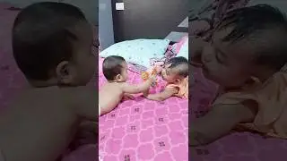 Adek jumpa kaka rebutan mainan di kasur☺bayi lucu😄#shorts