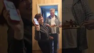 Друзья встречают нас у порога))