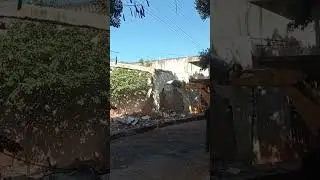 demora lindo muro com retroescavadeira #retroescavadeira #demolition #construction