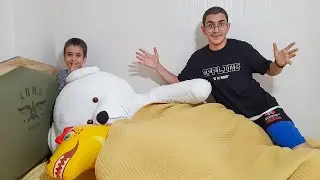 Ayı Boobo ile Dinozor Buğranın Yatağında Uyuyor