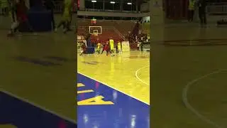Olimpio Cipriano finta Carlos Ketson e finaliza com triplo