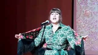 "Я в платок наряжусь - окунусь я в Русь"