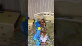 Не поделили одеяло😂 The sisters did not share the blanket 