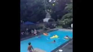 Зарядил мячом точно в цель!