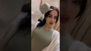 Грудастая брюнетка в облегающем платье