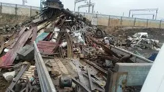 Огромный магнит забирает металла из машины