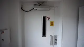 1980s DEVE hydraulic elevator with 90° doors @ Hjalmar Petris Väg 42, Växjö, Sweden