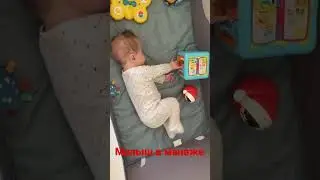 Малыш играет в манеже 