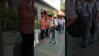 Siswa SMA cakep sopan dan santun 