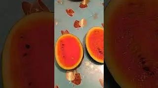Это ладонь большая.,а  не арбуз маленький 🤣 #еда