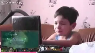 Ребёнок играет в компьютерную игру