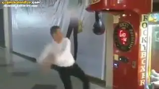 Boks makinesini kıran eleman
