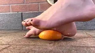 Elise giantess big feet crush a grapefruit