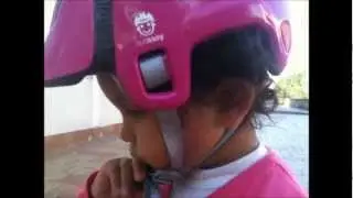 bébé mathilda Chloënne fait du vélo à 27 mois.