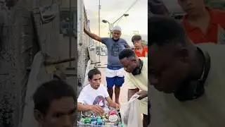 Helping a street vendor #yiutubeshort #viralvideo #trendingshorts