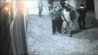 Один парень уложил двух людей одним ударом!!!