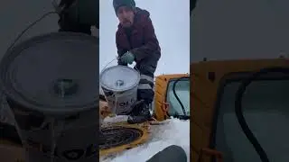 Заливаю гидравлическое масло в гусеничный 