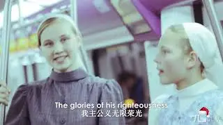 老外基督徒在北京地铁cosplay古装人欢唱 “《普世欢腾 Joy To the world~》”