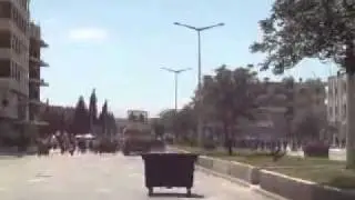 HAMA - ESAD ADAMLARI  HUKUMI BIR YERIN CAMLARINI KIRIYOR VE TORORISTLER KIRDINI ADA ETMEK ICIN.flv