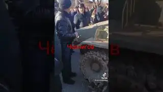 Черниговская область. 🇺🇦🇺🇦🇺🇦Украинцы не пропускают российскую оккупационную колонну🇷🇺