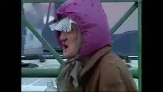 мем | meme ёбнутая бабка сидит на остановке и орёт на всех матом