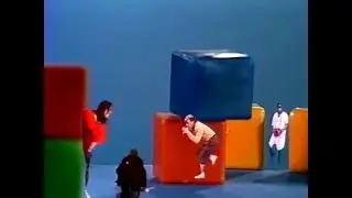Окно. «Русские идут»