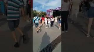 Легко, грациозно, красиво. Танец мужчины на отдыхе. Браво!