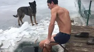 Кто-то закаляется, а кто-то развлекается.