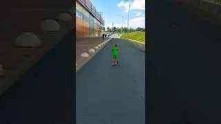 Мчится на самокате 
