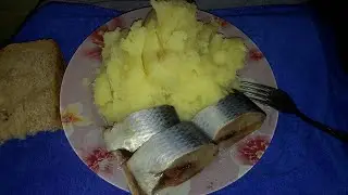 АСМР ИТИНГ. КУШАЮ КАРТОШЕЧКУ ПЮРЕ С СЕЛЁДОЧКОЙ