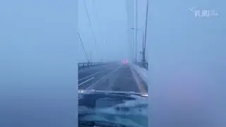 VL.ru - Сильный ветер на Русском мосту
