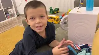 Arda oyuncak Çamaşır Makinesi ile oynuyor.