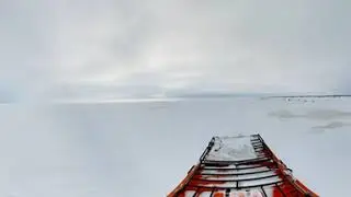 Видео 360. Вездеход Русак едет по руслу Оби к застрявшему Треколу