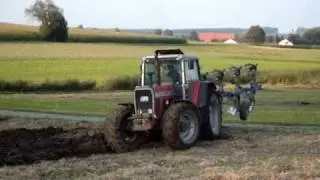 MF 2725 beim Ackern