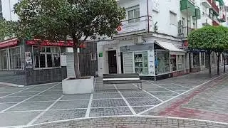 El centro comercial de Ubrique vacio.
